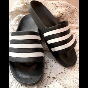 Like new condition sz 11 black and white Synthetic upper
Slip on
Round open toe